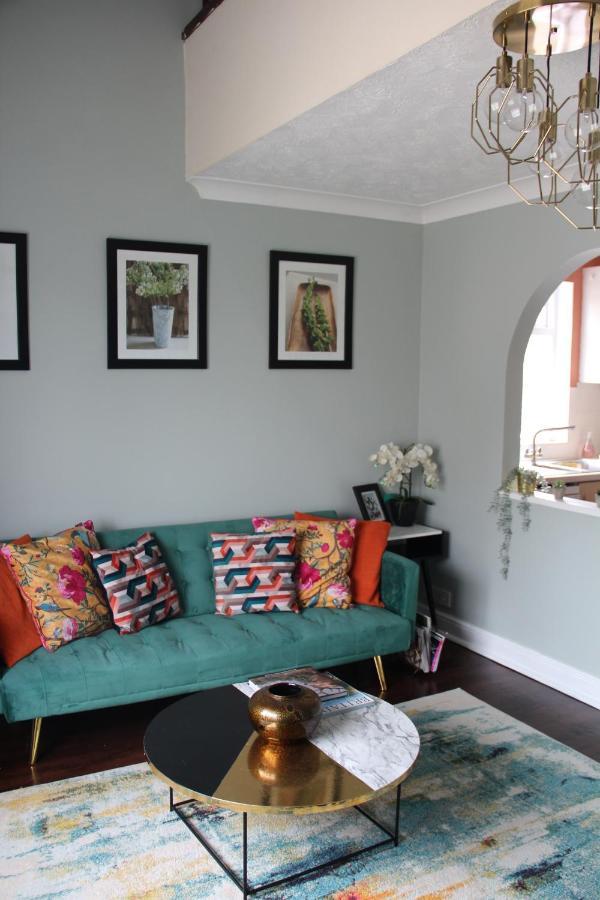 Beautiful Apartment In Guildford With Parking Send Esterno foto