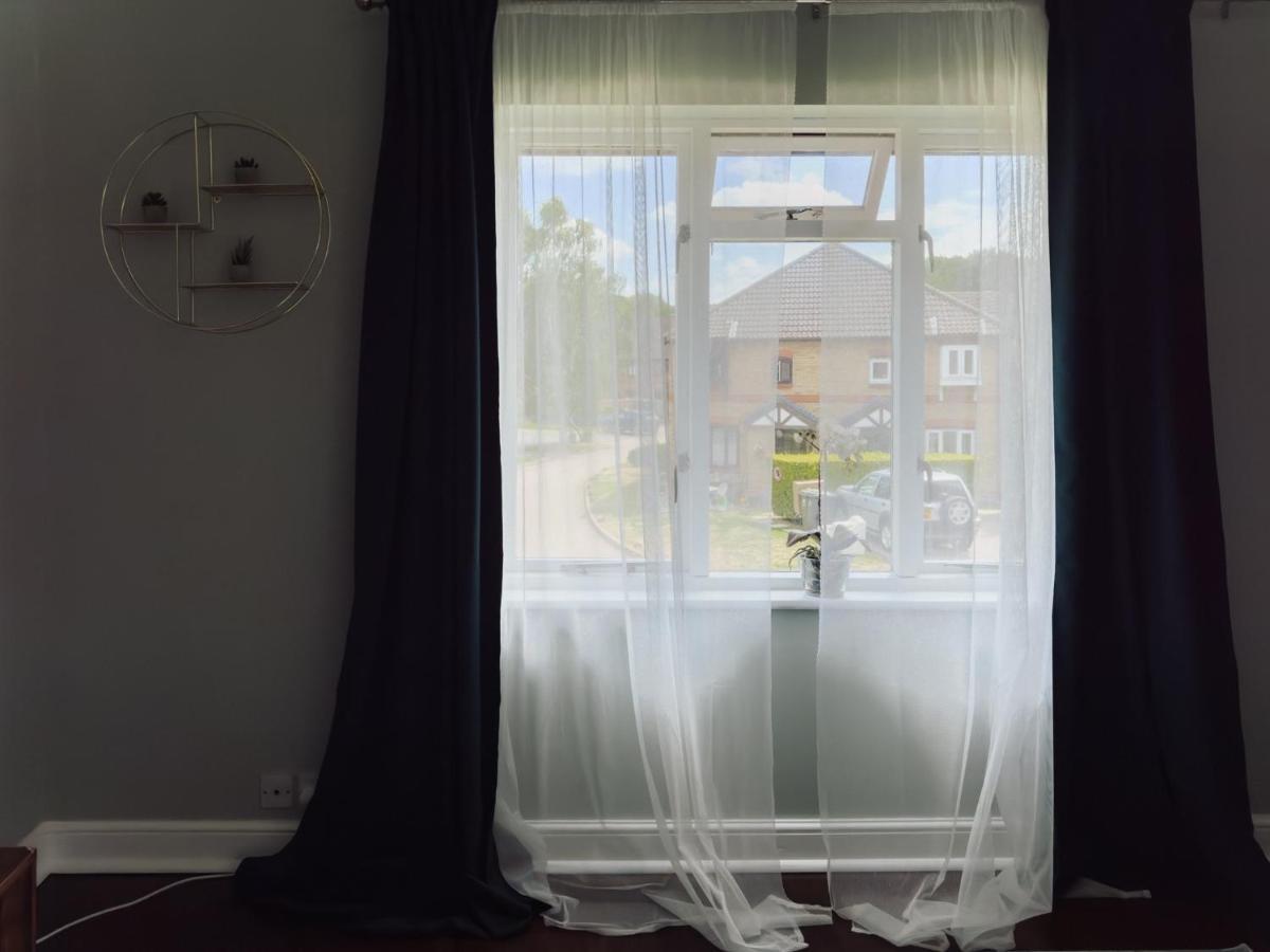 Beautiful Apartment In Guildford With Parking Send Esterno foto