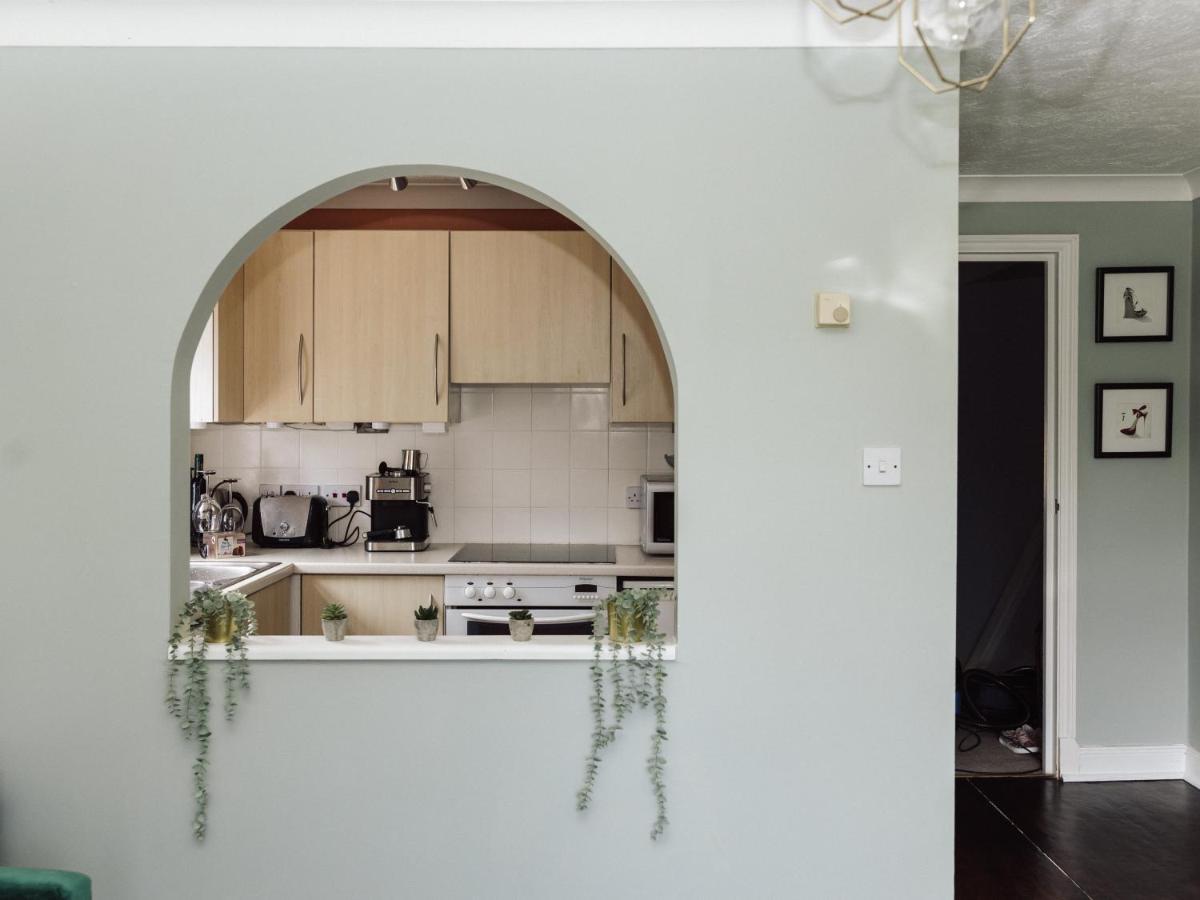 Beautiful Apartment In Guildford With Parking Send Esterno foto