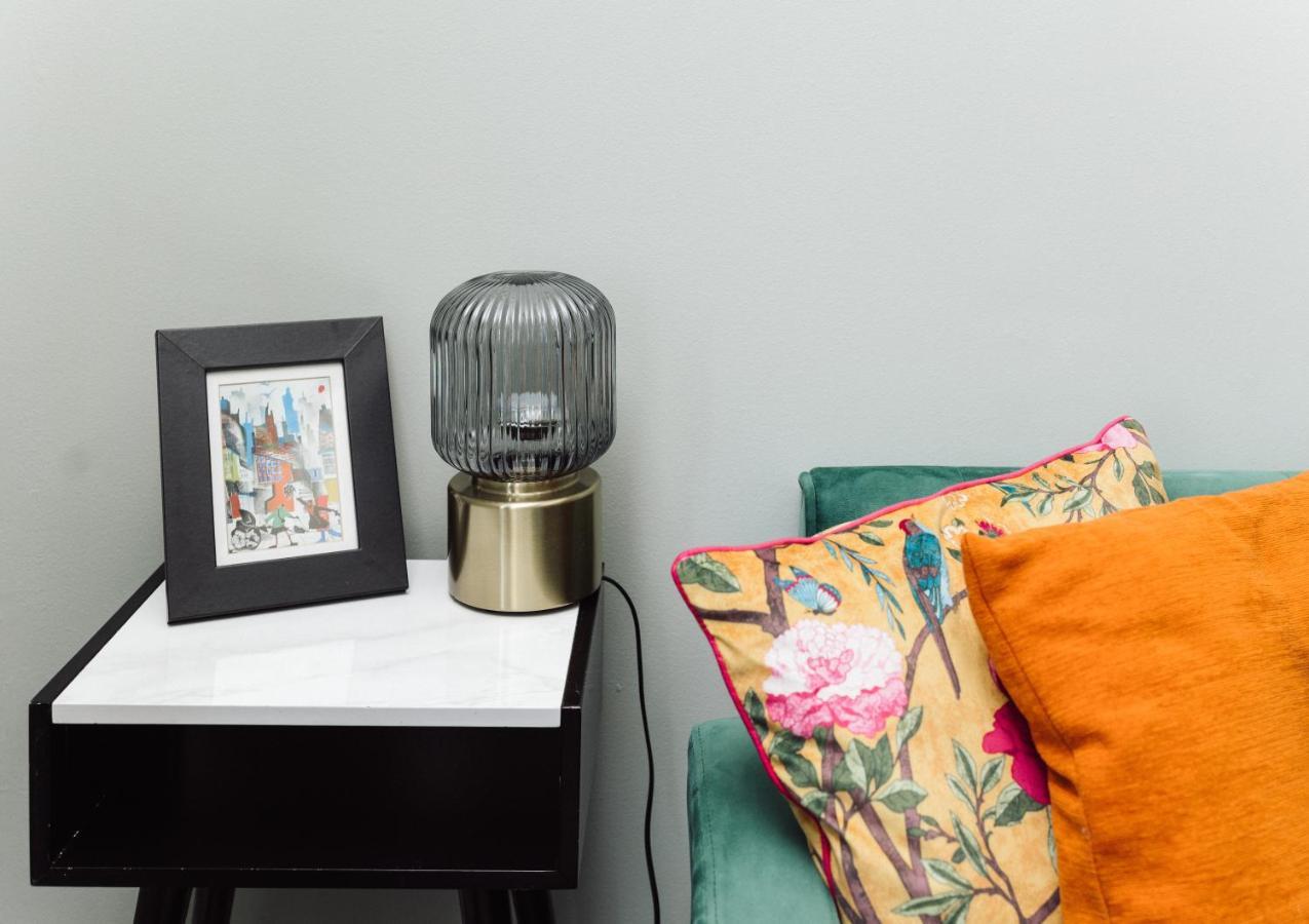 Beautiful Apartment In Guildford With Parking Send Esterno foto