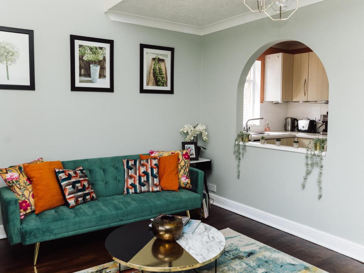Beautiful Apartment In Guildford With Parking Send Esterno foto