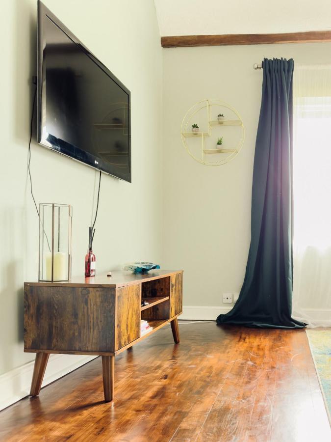Beautiful Apartment In Guildford With Parking Send Esterno foto
