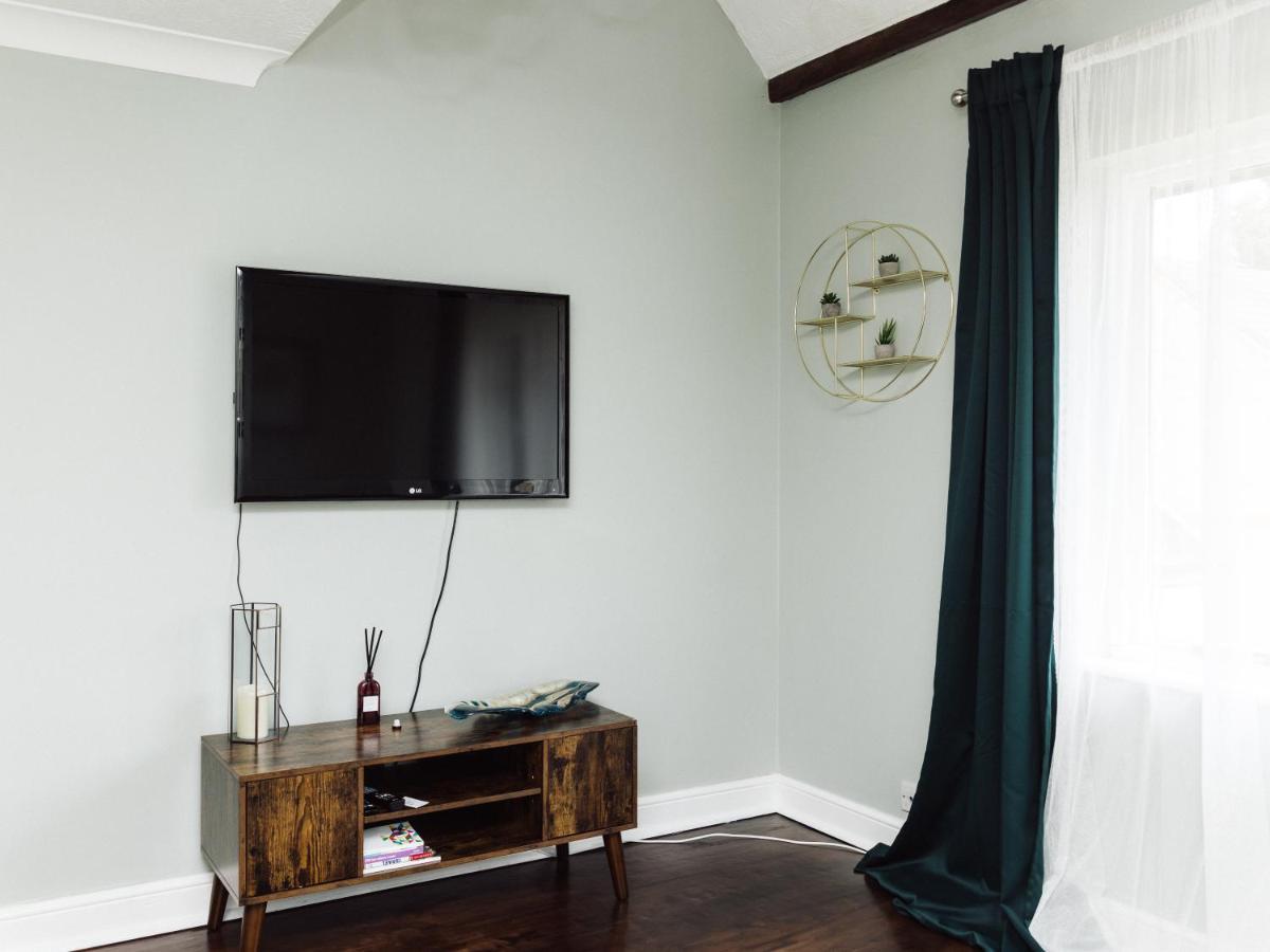 Beautiful Apartment In Guildford With Parking Send Esterno foto