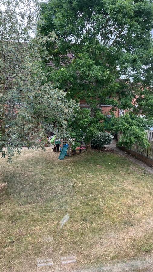 Beautiful Apartment In Guildford With Parking Send Esterno foto