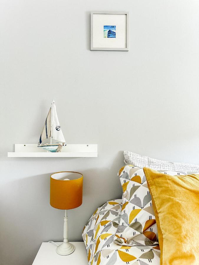 Beautiful Apartment In Guildford With Parking Send Esterno foto