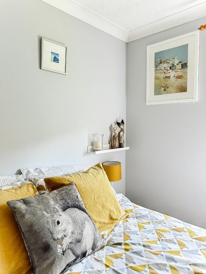 Beautiful Apartment In Guildford With Parking Send Esterno foto