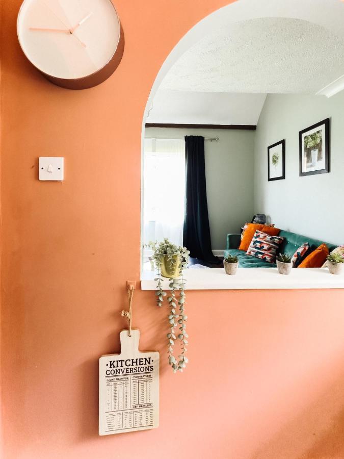 Beautiful Apartment In Guildford With Parking Send Esterno foto