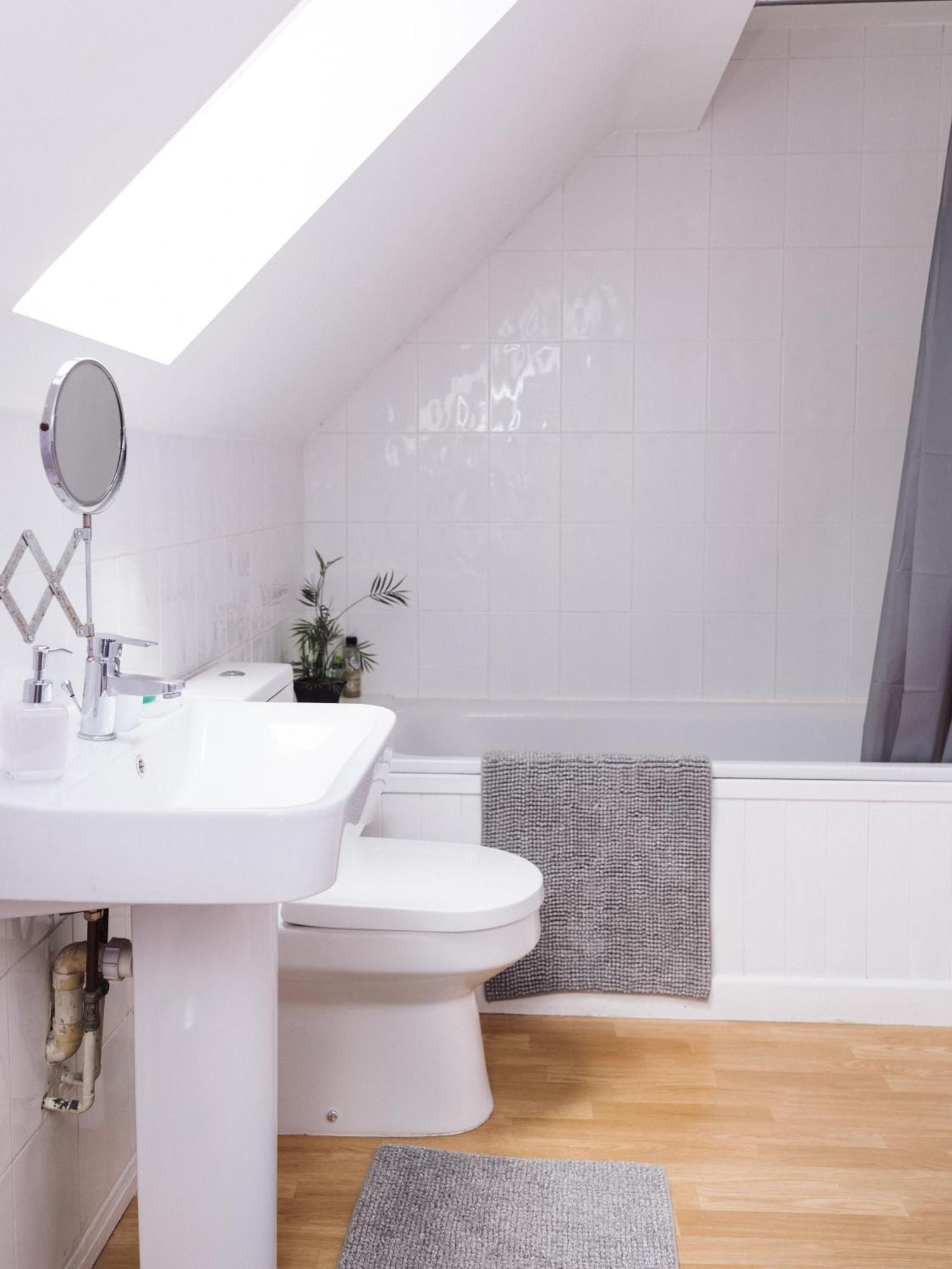 Beautiful Apartment In Guildford With Parking Send Esterno foto