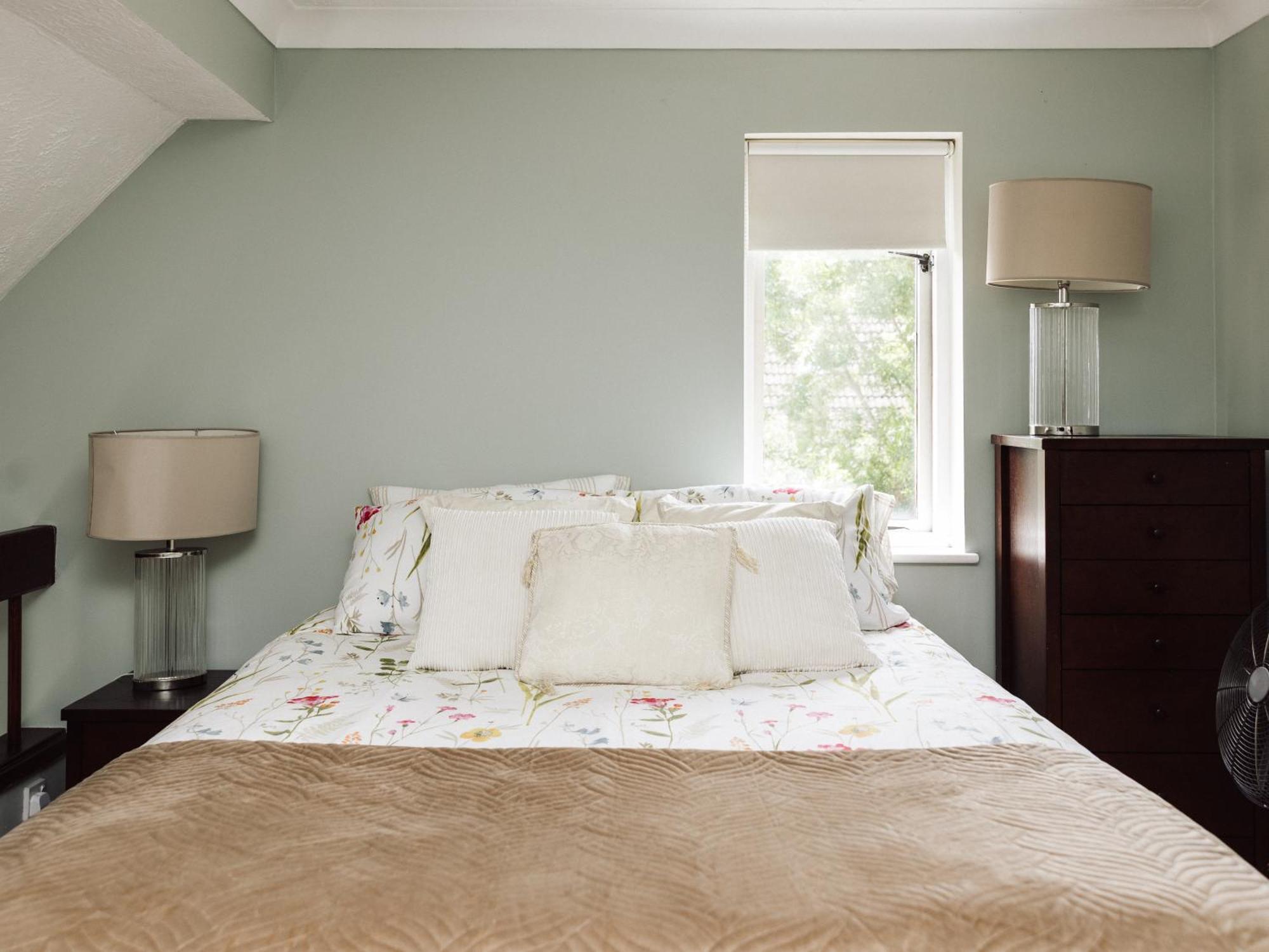 Beautiful Apartment In Guildford With Parking Send Esterno foto