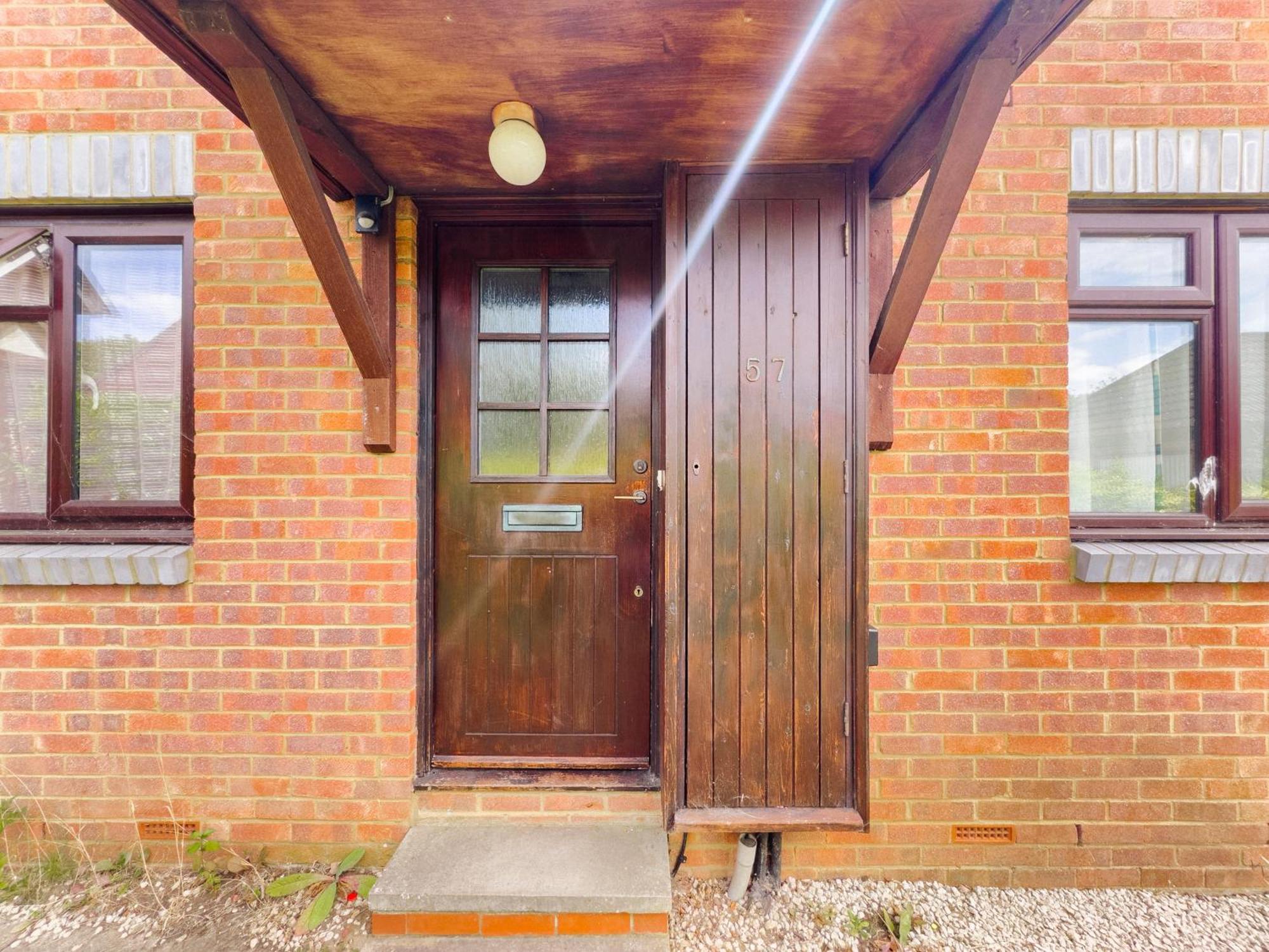 Beautiful Apartment In Guildford With Parking Send Esterno foto