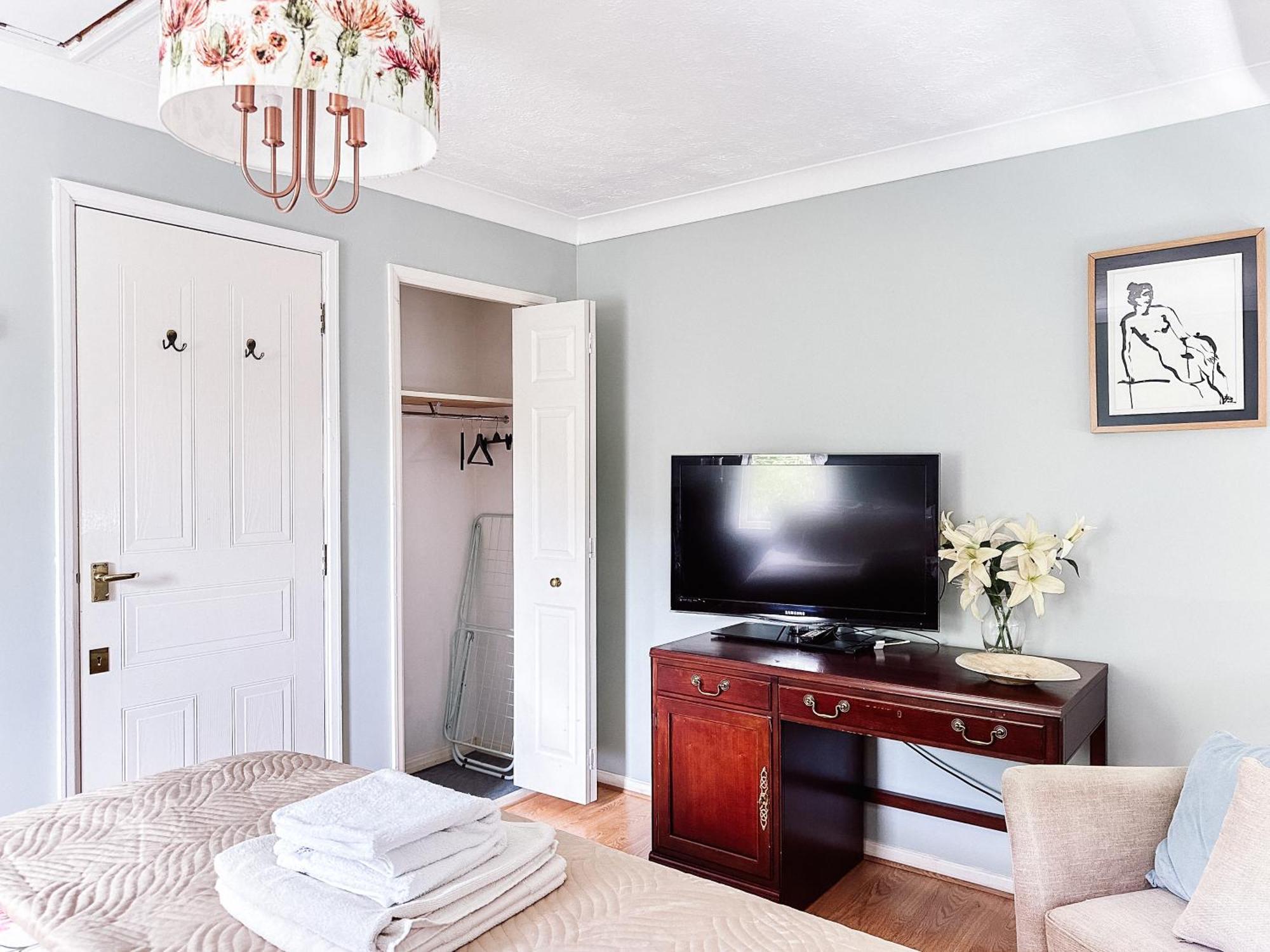 Beautiful Apartment In Guildford With Parking Send Esterno foto