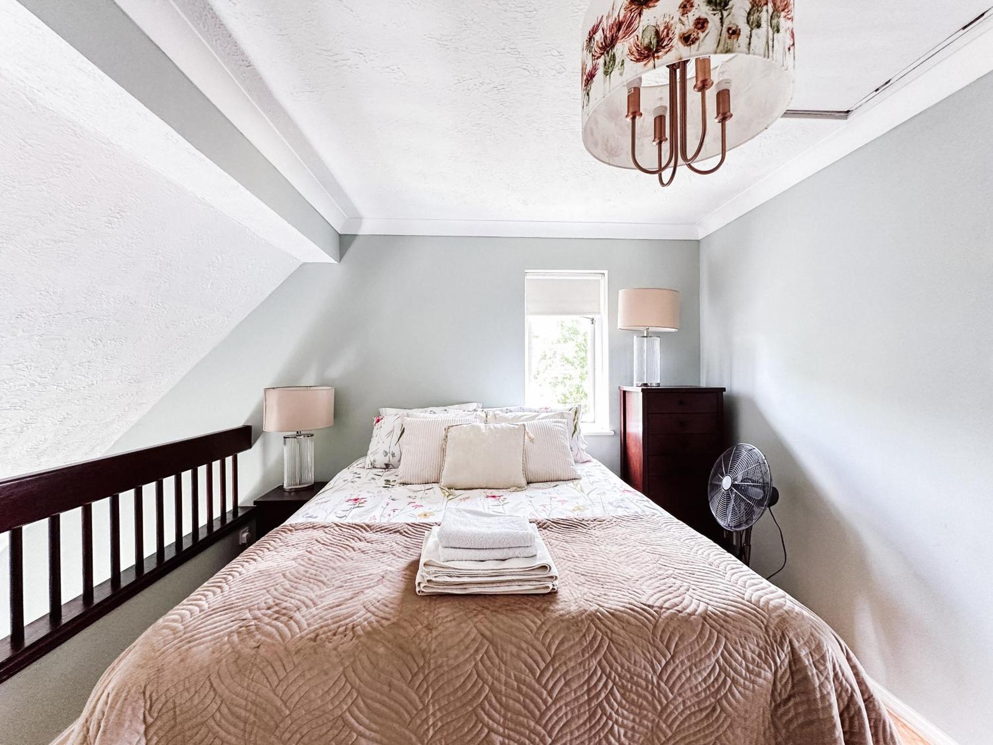 Beautiful Apartment In Guildford With Parking Send Esterno foto