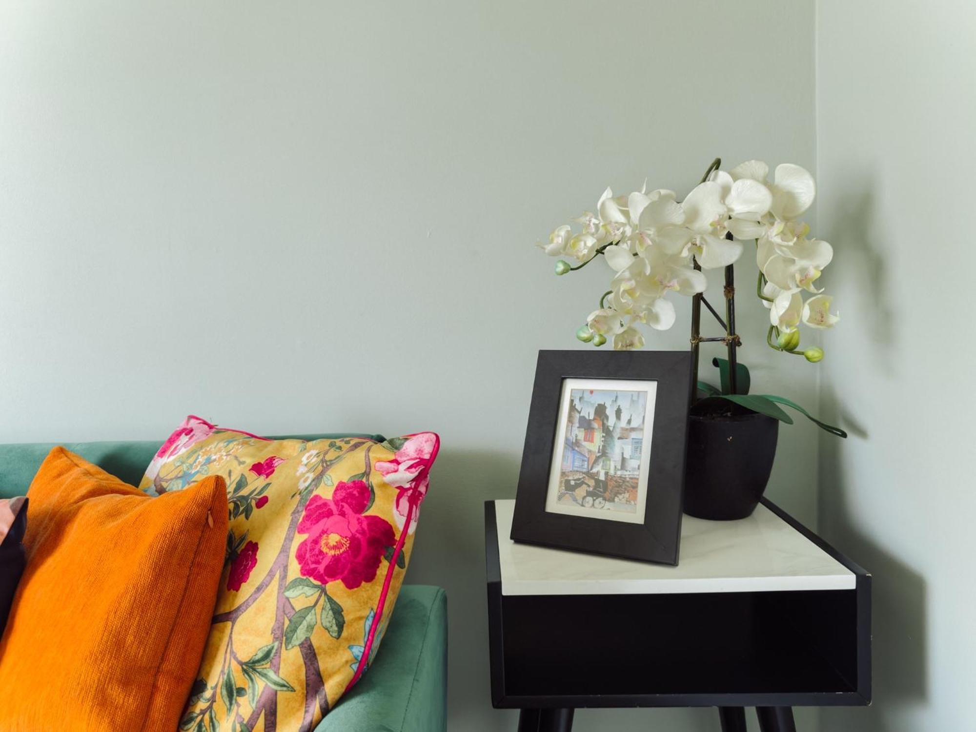 Beautiful Apartment In Guildford With Parking Send Esterno foto