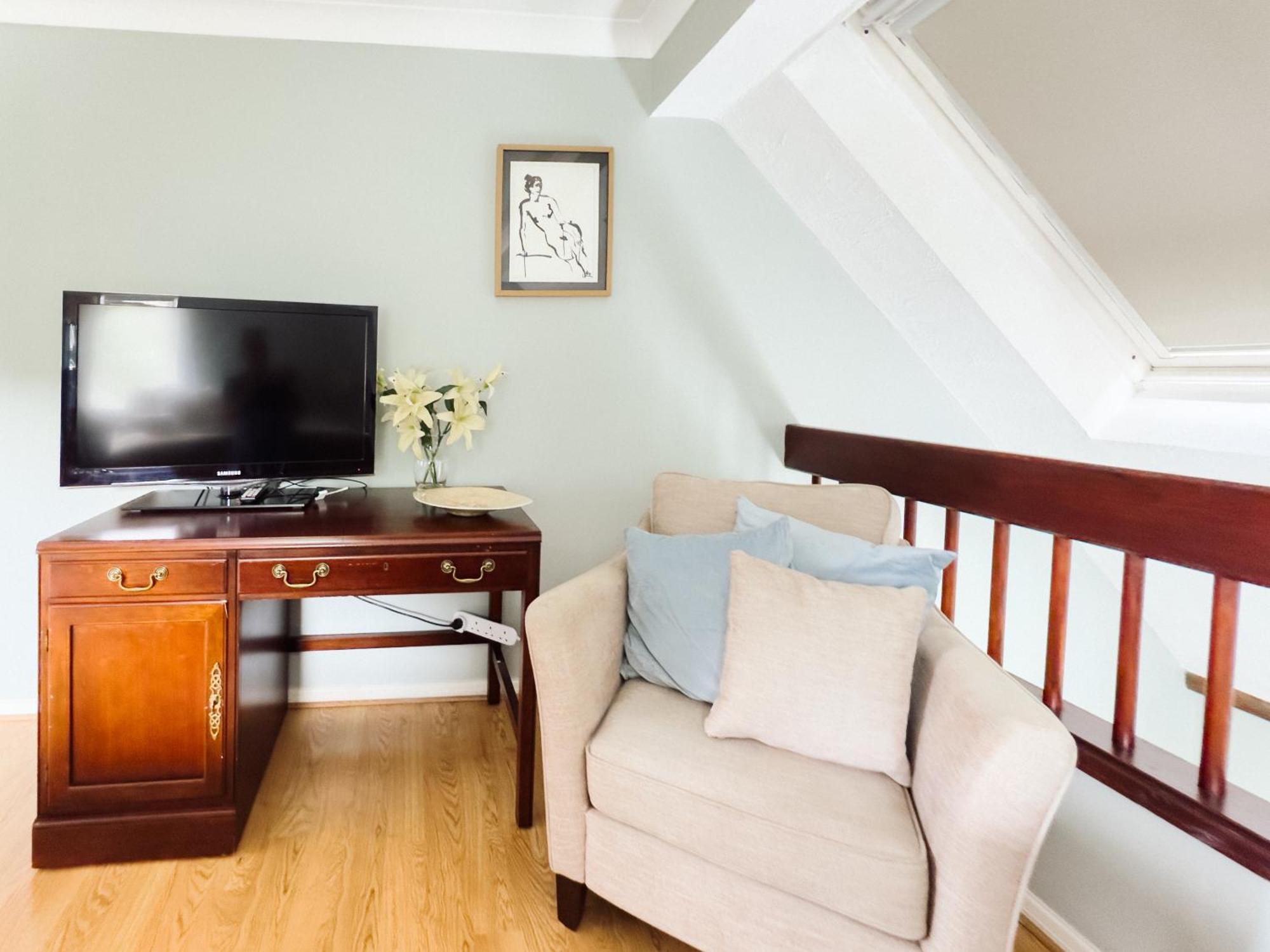 Beautiful Apartment In Guildford With Parking Send Esterno foto