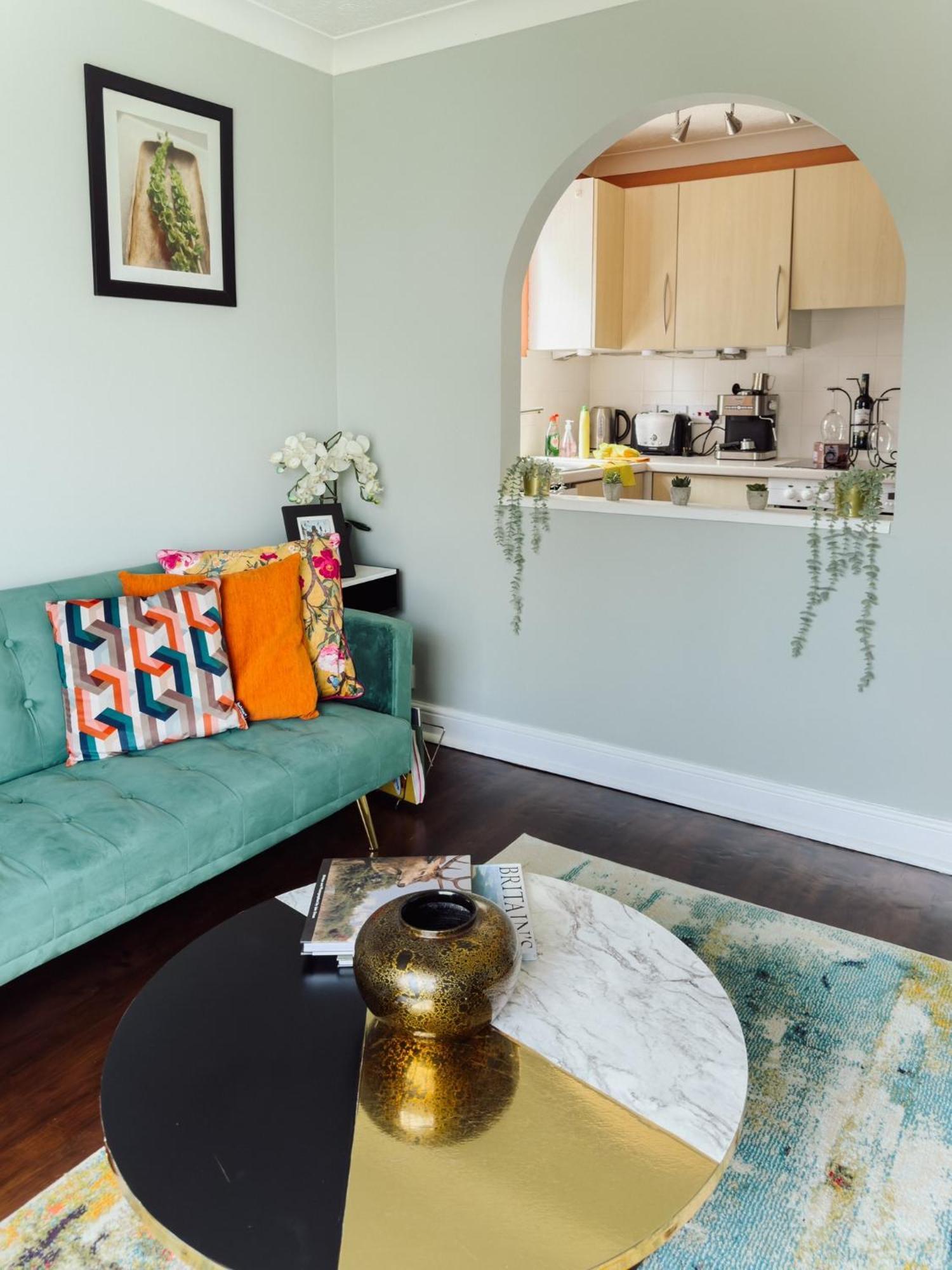Beautiful Apartment In Guildford With Parking Send Esterno foto