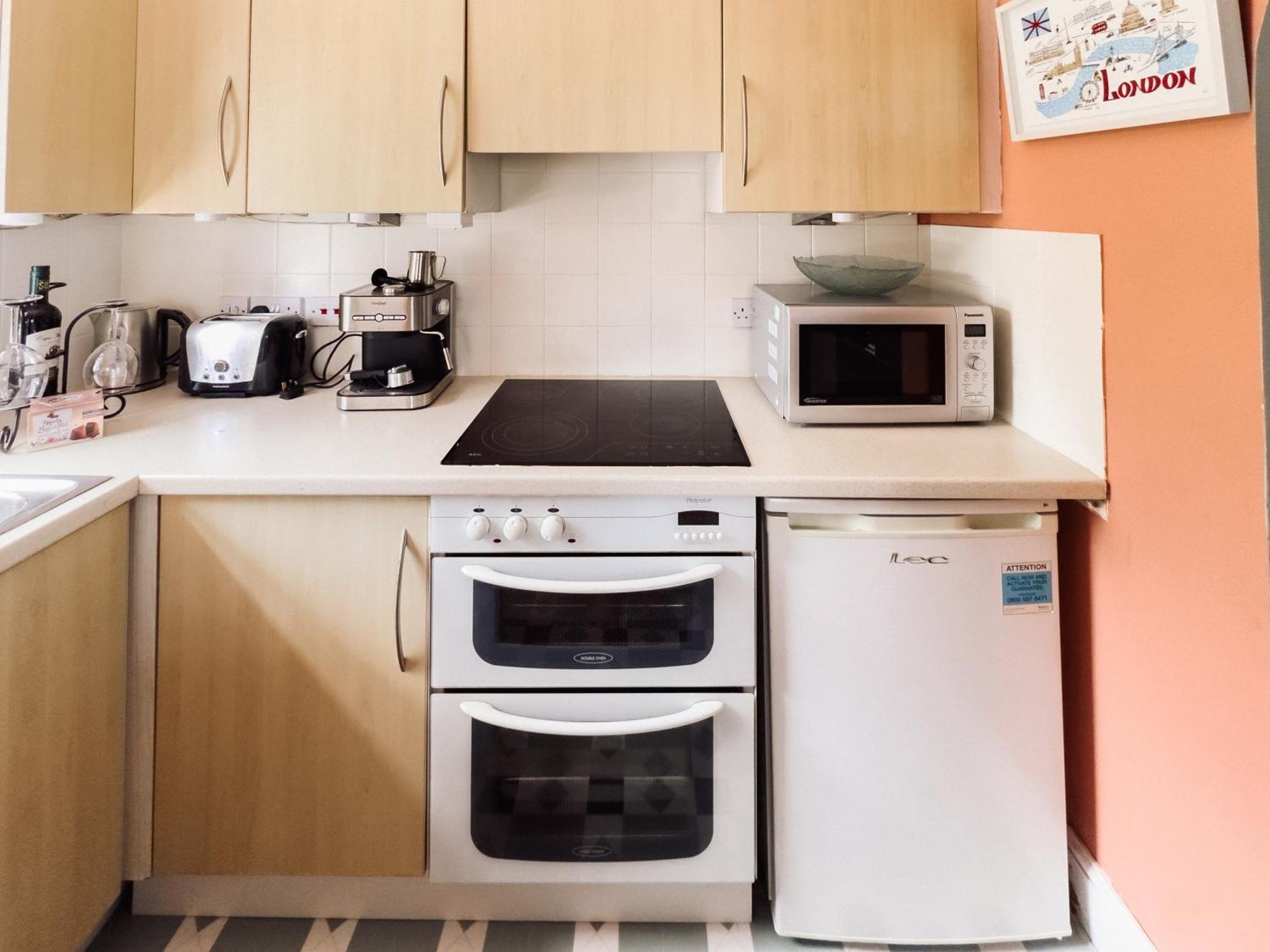 Beautiful Apartment In Guildford With Parking Send Esterno foto
