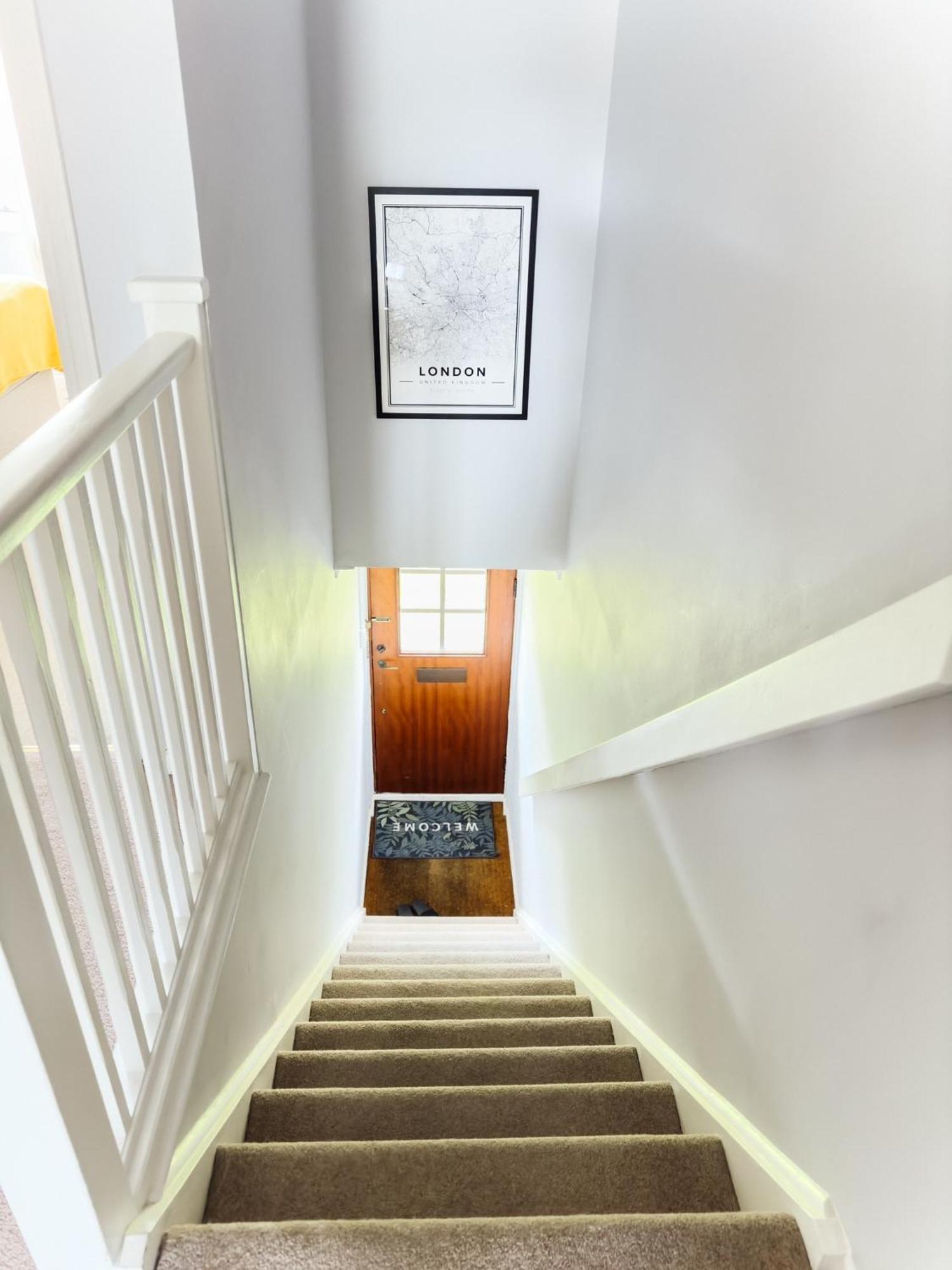 Beautiful Apartment In Guildford With Parking Send Esterno foto