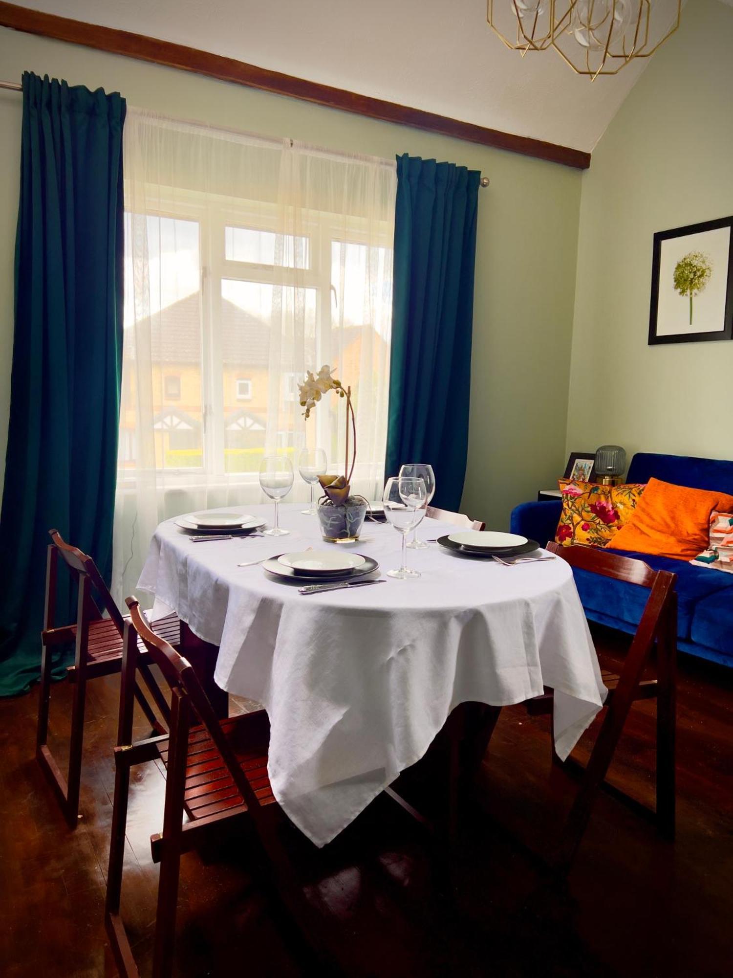 Beautiful Apartment In Guildford With Parking Send Esterno foto