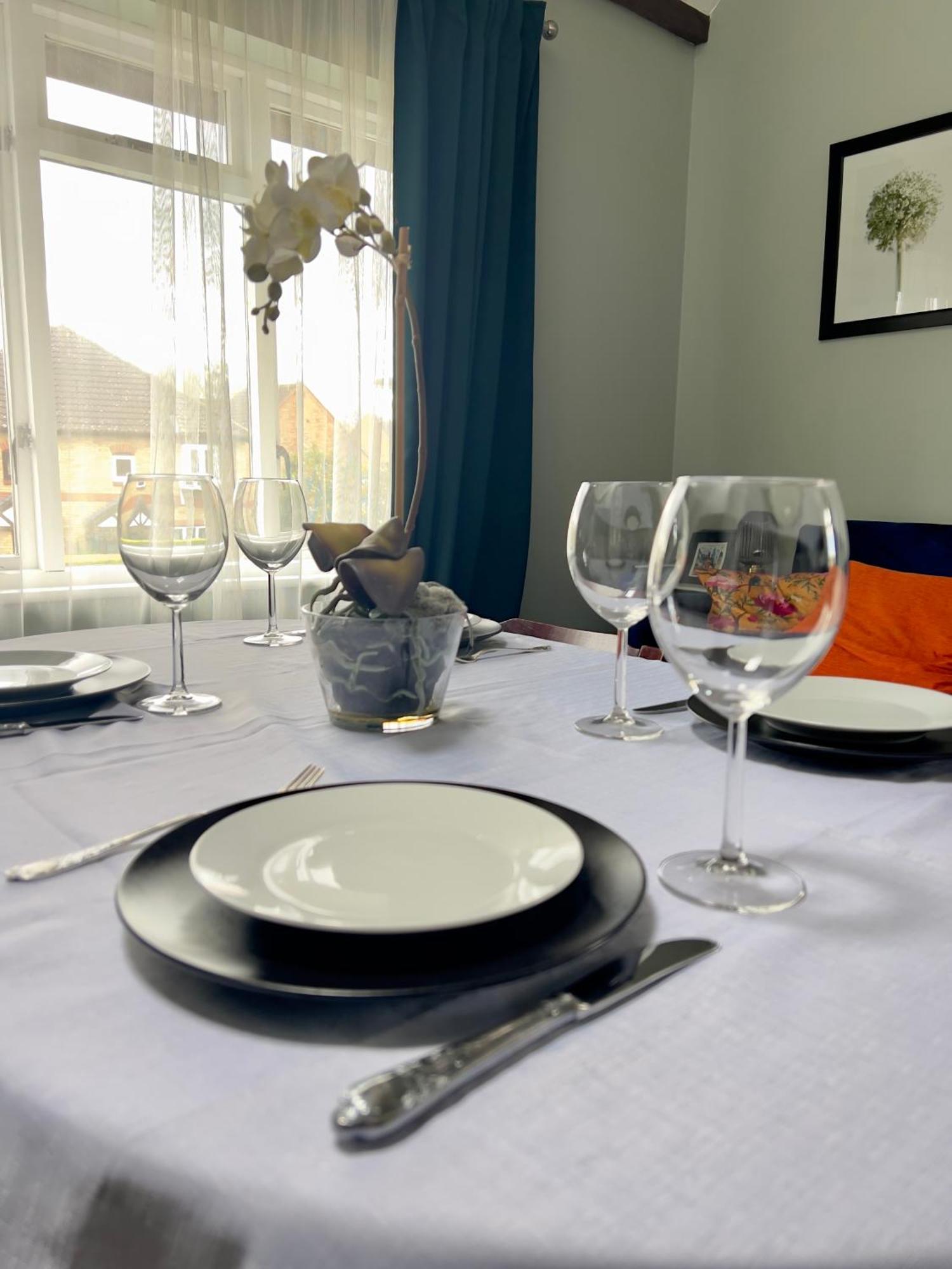 Beautiful Apartment In Guildford With Parking Send Esterno foto