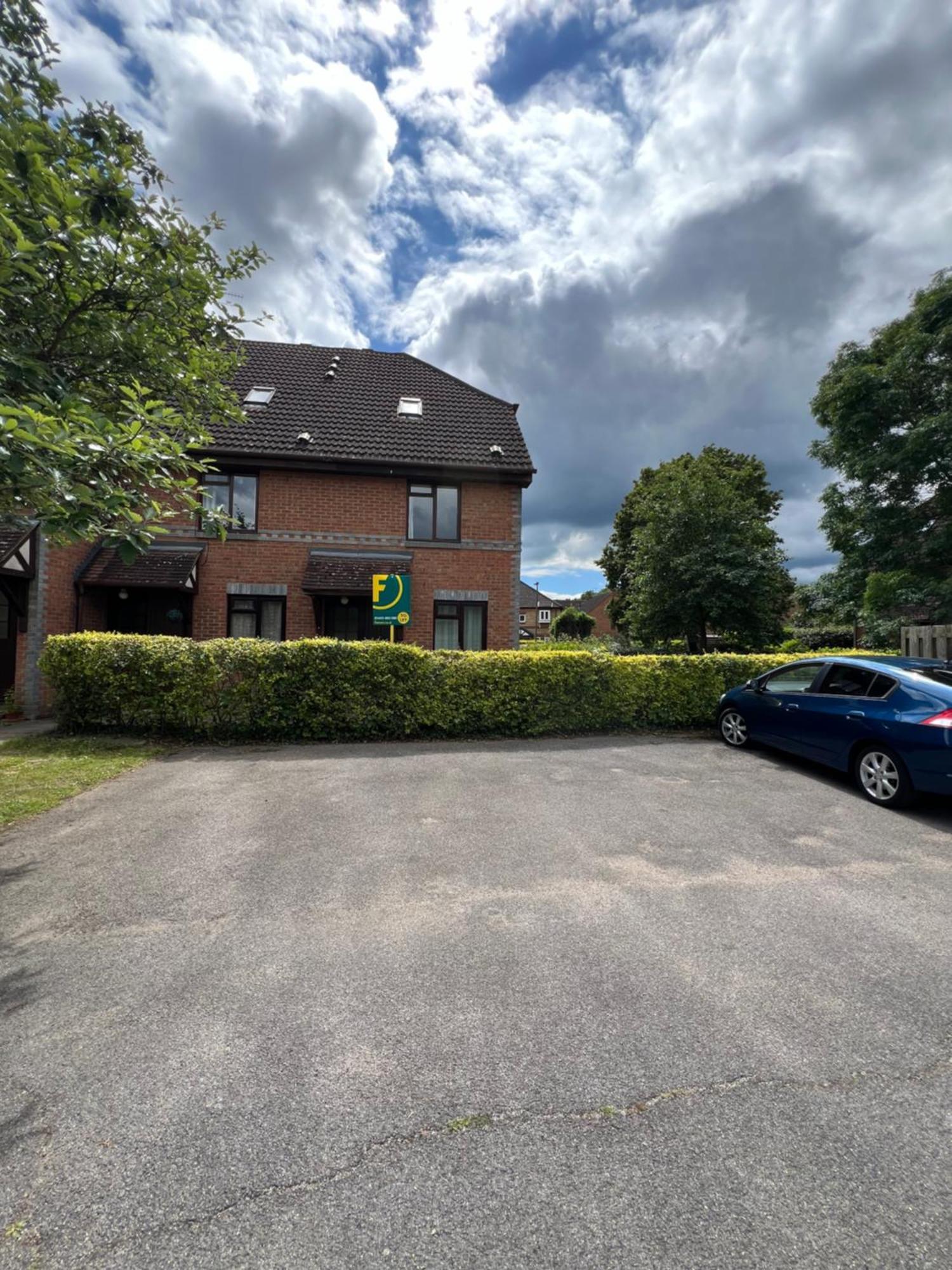 Beautiful Apartment In Guildford With Parking Send Esterno foto